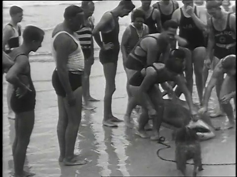 1930蒙太奇人群在死鲨鱼周围/代托纳海滩，美国佛罗里达州视频素材