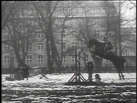 1930年SLO MO跳马高栏/柏林，德国视频素材