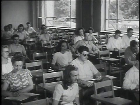 1946年WS学生坐在课桌前/美国视频素材