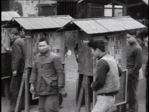 1944年，WS工人下班后离开工厂时检查了身份标签视频素材