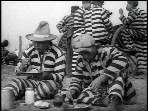 1938年，美国乔治亚州，MS Chain gang prisoners eating视频素材