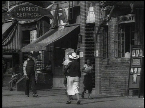 1939年，美国纽约市，路过哈莱姆海鲜店的WS行人视频素材