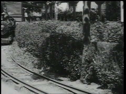 1918年，载有人的MS小火车驶过/美国纽约布鲁克林视频素材