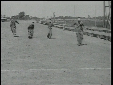 1918年，美国纽约布鲁克林，一名男子在套袋比赛中跳起来，一人摔得很壮观视频素材