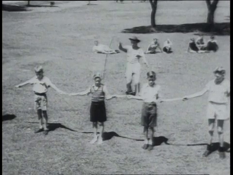 1951年8月蒙太奇牛仔教孩子们如何使用牛鞭视频素材