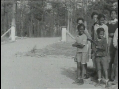 1939年，美国阿拉巴马州朗兹县，学生们在玩耍视频素材