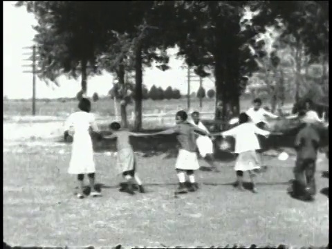 1930年代，美国南卡罗来纳，蒙太奇儿童在学校外面玩耍视频素材