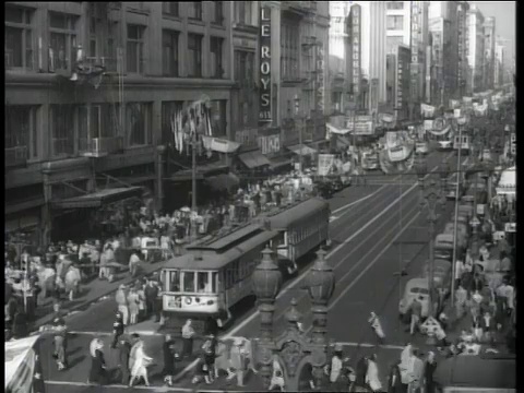 1944年，美国加州洛杉矶，城市街道上挤满了行人和电车视频素材