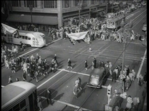 1944年，城市街道十字路口挤满了行人、汽车、公共汽车/美国加州洛杉矶视频素材