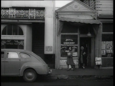 1944年，美国加州洛杉矶，购物者走出杂货店走上人行道视频素材