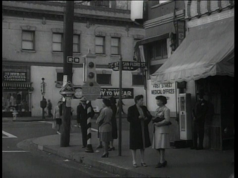 1944年，行人在美国加州洛杉矶圣佩德罗和1号大街拐角处行走视频素材