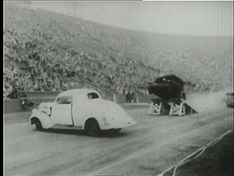 1950年，TS车跑上斜坡，跳过另一辆车，然后撞车/美国视频素材