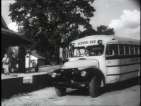 1950年，美国肯塔基州南维尔市，TS校车停在一所学校前视频素材