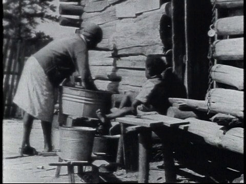 1940蒙太奇妇女在木屋外洗衣服/美国视频素材