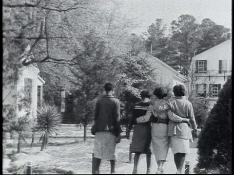 1940年WS女学生一起行走/美国阿拉巴马州视频素材