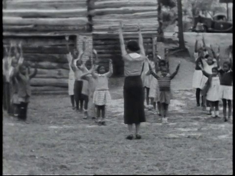 1940年，美国阿拉巴马州，蒙太奇学校的学生在操场上做健美操视频素材