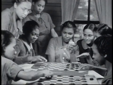 1940蒙太奇女学生玩跳棋/阿拉巴马，美国视频素材