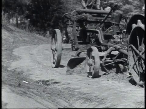 1940蒙太奇拖拉机在土路上行驶/阿拉巴马，美国视频素材