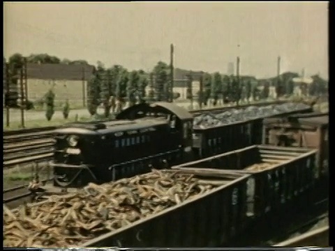 1941年，蒙太奇火车、车厢和车辆在转车场/美国视频素材