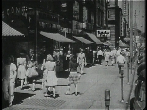 1946蒙太奇行人走在拥挤的城市街道上/ WS人群在棒球场看台上/纽约，美国视频素材