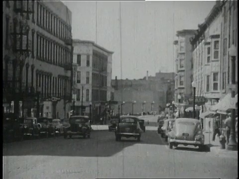 1946年WS汽车在城市街道上行驶/美国视频素材