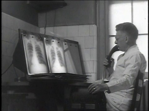 1946年，美国医学博士看着x射线并对着录音设备讲话视频素材