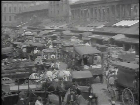 1915年，美国马萨诸塞州波士顿，法尼尔大厅市场，人群和马车视频素材