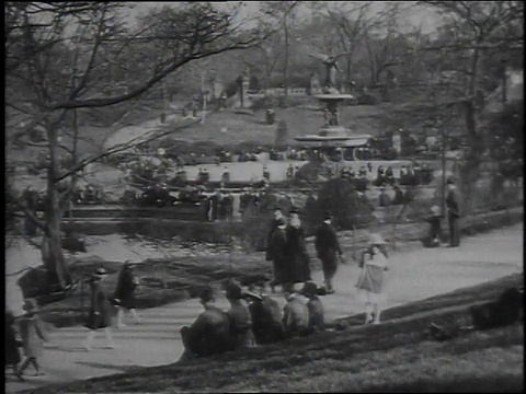 1915蒙太奇美国纽约中央公园，人们在泻湖上散步、坐在草地上和划船视频素材