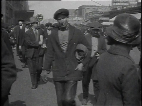 1920年，蒙太奇男人离开福特工厂/美国密歇根视频素材