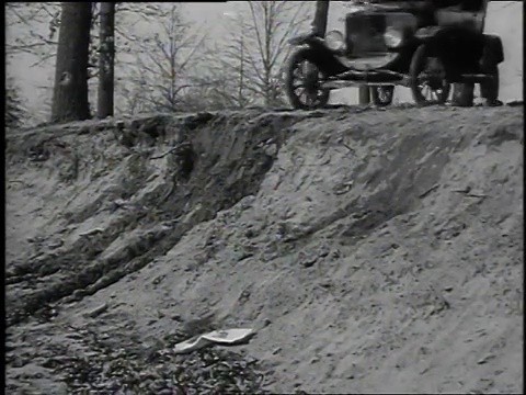 1920年代蒙太奇T型车行驶在土堤/美国视频素材