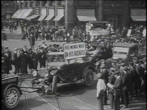 1920年，蒙太奇人群观看交通安全游行/美国视频素材