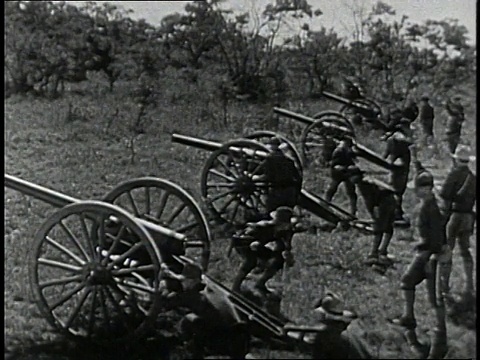 在重现1898年美西战争/古巴期间，大炮开火视频素材