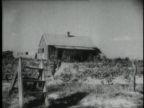 1940年LS孩子从房子里跑出来/美国视频素材