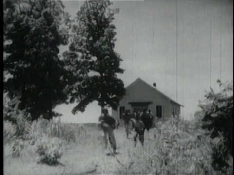 1940蒙太奇男孩从建筑跑进树林/美国视频素材