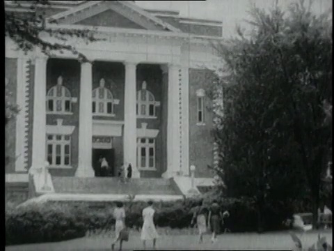 1940蒙太奇学生在大学外面散步/塔斯基吉，阿拉巴马，美国视频素材