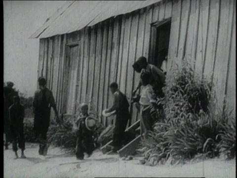 1940年，MS儿童和青少年离开大棚屋/美国视频素材