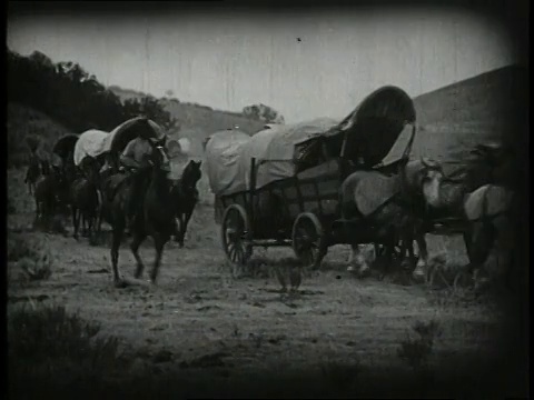 1940 MS一列有篷马车，两侧有骑马者/美国视频素材