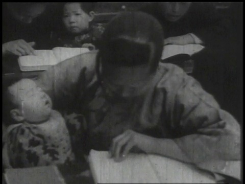 1932年，在中国，在课堂上，妈妈们和孩子一起学习视频素材