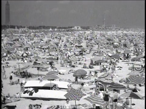 1947年HA人和雨伞覆盖琼斯海滩/纽约，美国视频素材