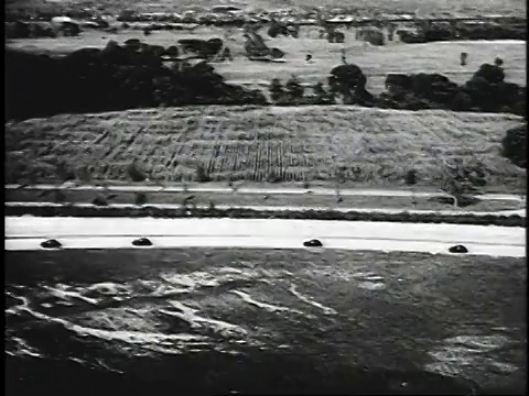 1940蒙太奇汽车在测试轨道上行驶/密歇根州迪尔伯恩，美国视频素材