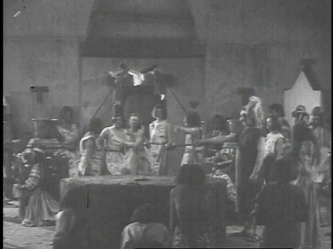 1923年，阿兹特克仪式的重演，一个女人在祭坛上，背景是火视频素材