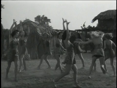 1947年电影《亚马逊女王》中的一幕，女性表演部落舞蹈视频素材