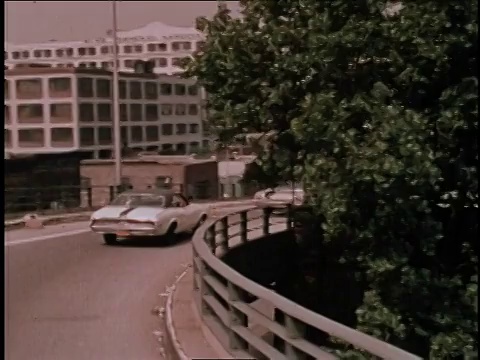 1970年代的DS汽车在高速公路上转弯/纽约，美国视频素材