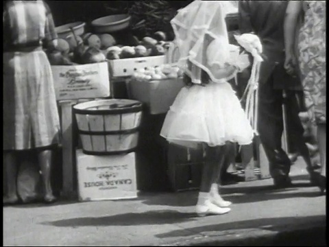 1965年，TS女孩穿着第一次圣餐礼服走过美国纽约市集视频素材