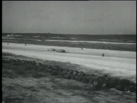 1957年，空中赛车在巴哈马拿骚公路上轮流行驶视频素材