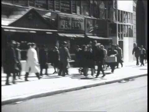 一辆汽车沿着街道行驶的侧面街景/美国纽约视频素材