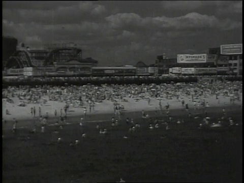 1947年，美国纽约科尼岛拥挤的海滩视频素材