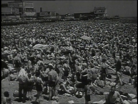 1947年，美国纽约科尼岛蒙太奇拥挤的海滩视频素材