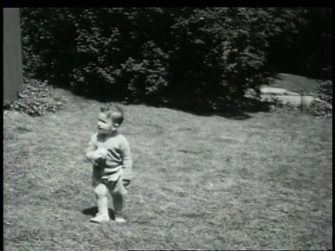 1948蒙太奇学步儿童与小男孩玩接球/美国视频素材