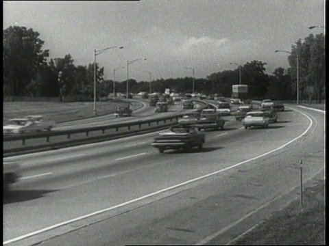 1963蒙太奇汽车在繁忙的高速公路上鲁莽行驶/美国视频素材